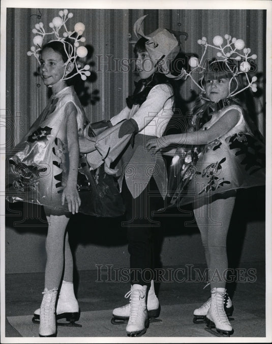 1971 Press Photo Karen Halliday, Dawn Durieko, Renee Rose at Euclid Memorial Cin - Historic Images