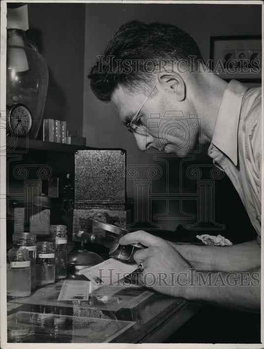 1938 Press Photo Alva Diedrich checking torso finger print with print records - Historic Images