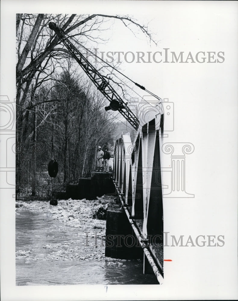 1978 Press Photo Wrecking Ball Dropped to Break Ice on the Chagrin River - Historic Images