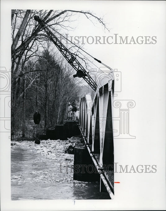 1978 Press Photo Wrecking Ball Dropped to Break Ice on the Chagrin River - Historic Images