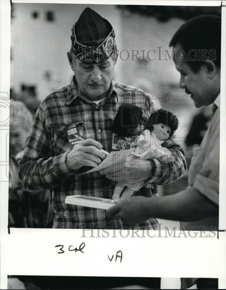 1988, John Duchnak of VFW Holds Dolls for Willie Ellis of Cleveland - Historic Images