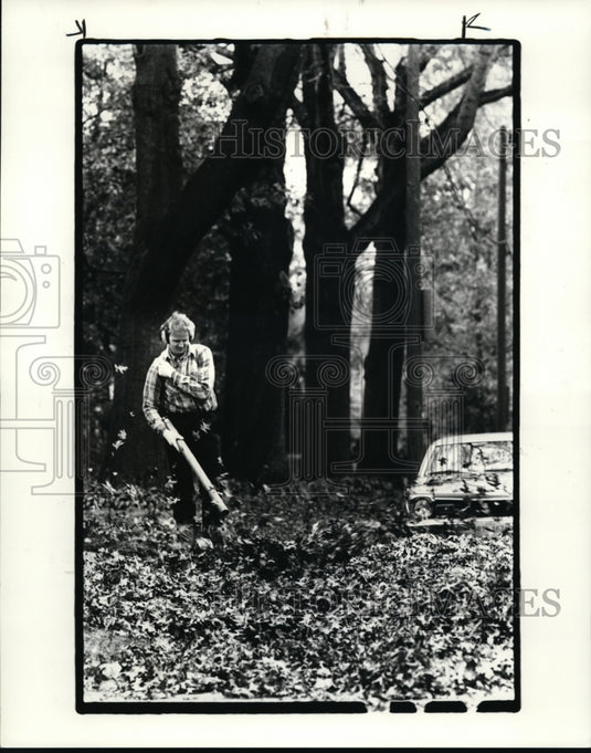 1984 Press Photo Pat Murphy of Lakewood blos the leaves onto Clifton - cvb12293 - Historic Images