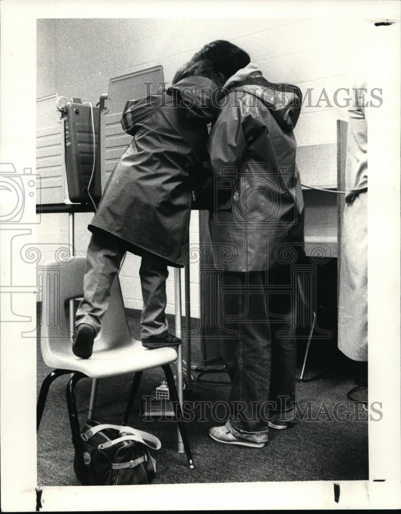 1985 Press Photo Nancy Dorko votes at Emeeson Jr. Hi, Lakewood - cvb12309 - Historic Images