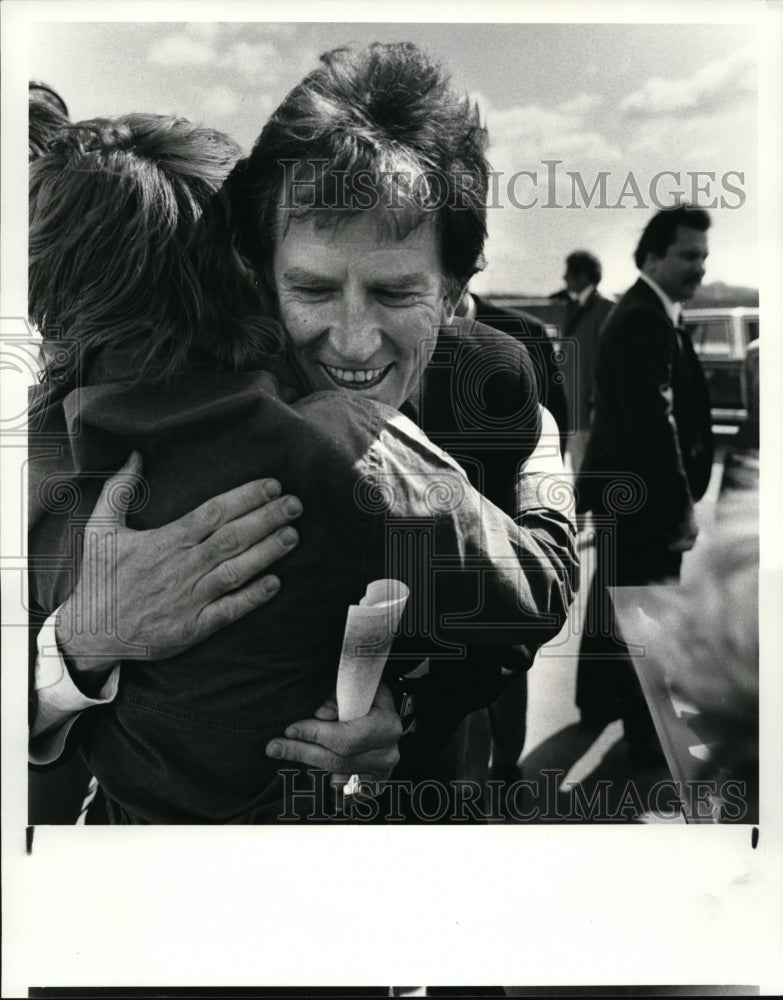 1984 Press Photo Senator Gary Hart Hugs Michelle Rossi at Akron-Canton Airport - Historic Images