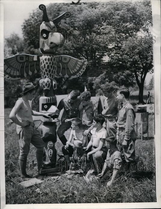 1943 Press Photo Learning meaning of Totem Pole - cvb12388 - Historic Images