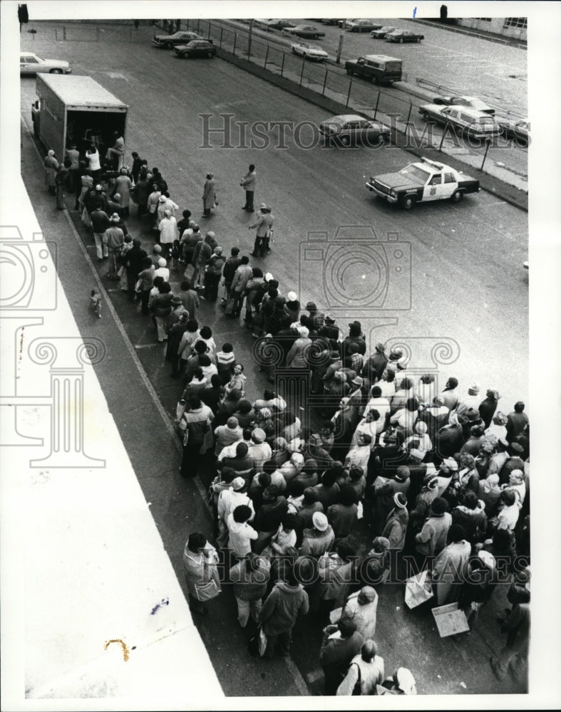 1983, Cleveland Ohio=potato giveaway-Salvation Army - cvb12413 - Historic Images