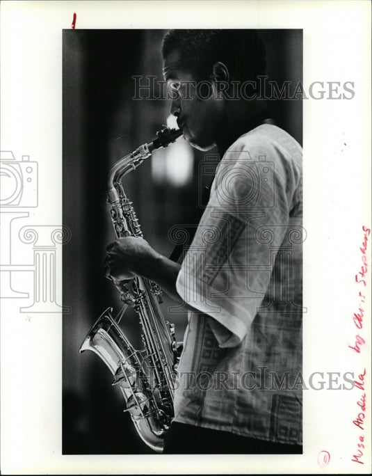 1986 Press Photo Street musician Musa Abdullah in front of Terminal Tower - Historic Images