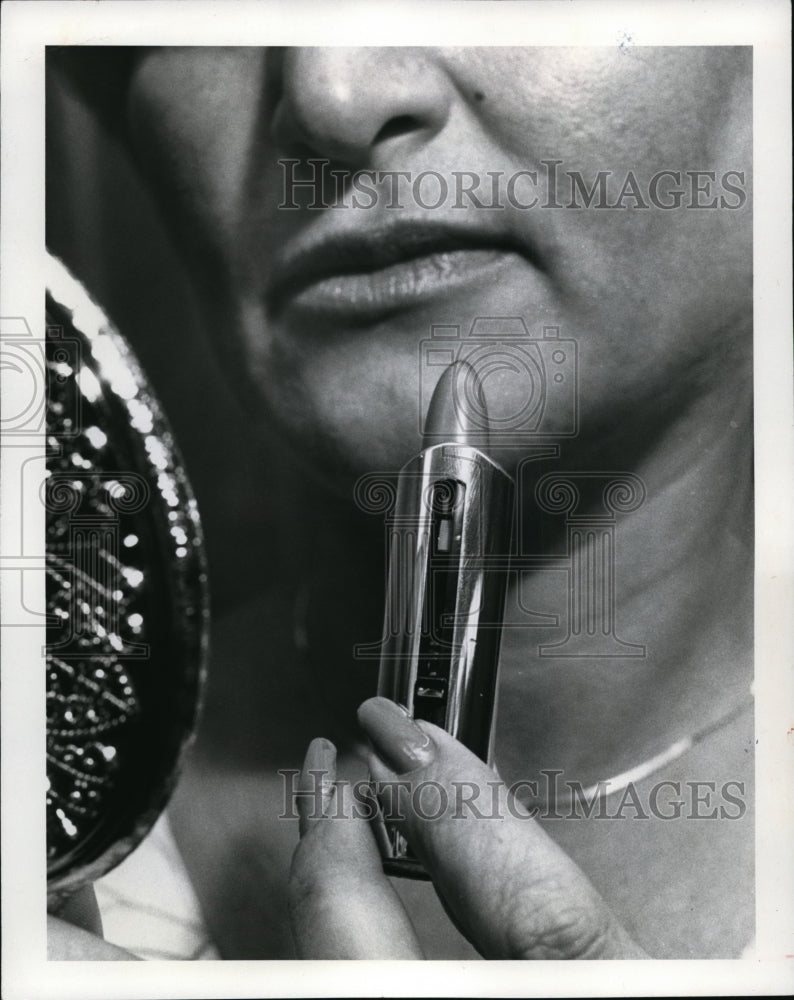 1981 Press Photo Unidentified woman putting on make-up as part of her costume - Historic Images