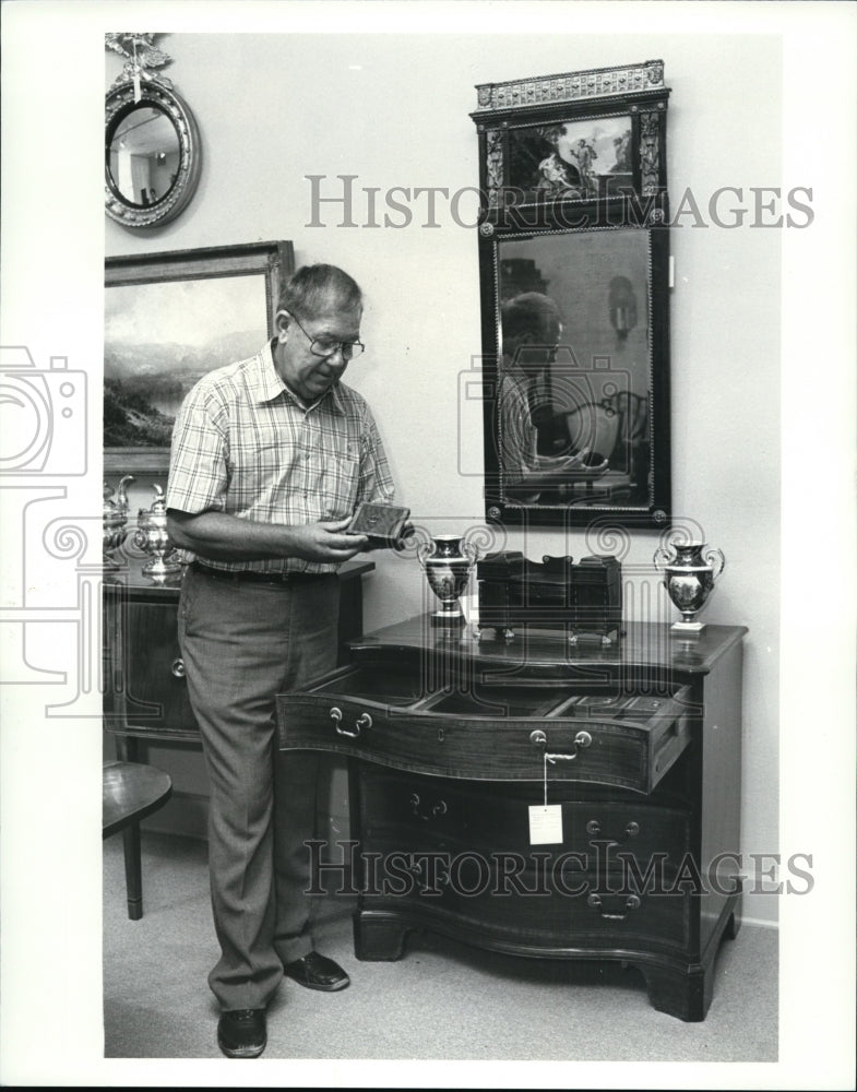 1987 Press Photo Homer Formby, Furniture refinishing specialist - cvb12515 - Historic Images