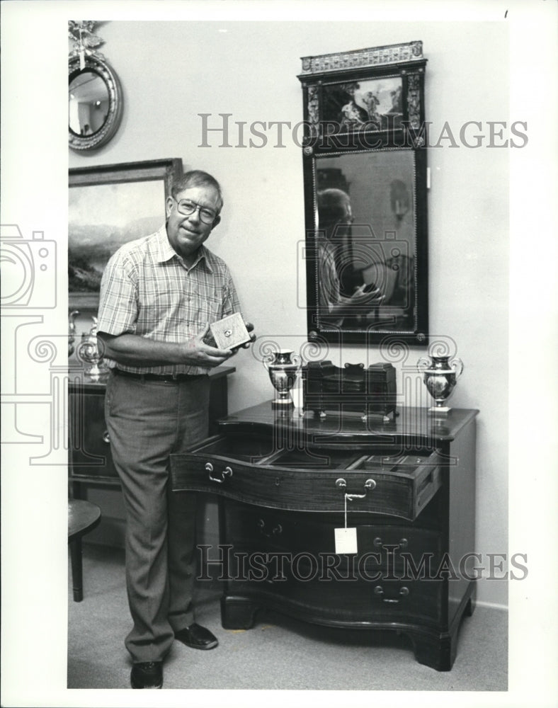 1987 Press Photo Homer Formby, Furniture refinishing specialist - cvb12516 - Historic Images