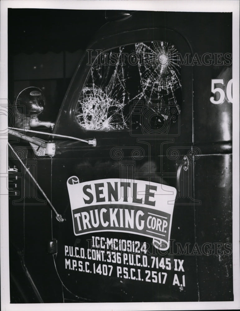 1951 Press Photo Damage by striking truckers & cartage men, local union 407 - Historic Images