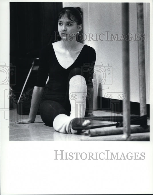 1988 Press Photo Working on an injury during class-ballet - cvb12614 - Historic Images
