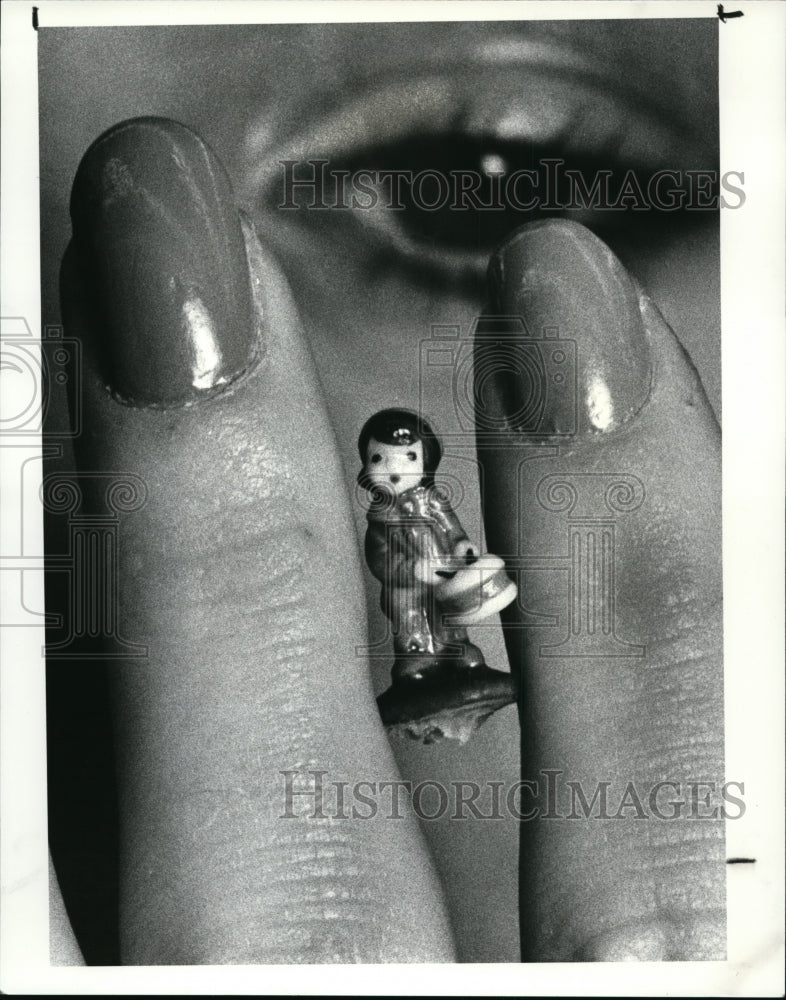 1987 Press Photo Jennifer Etzler of the Enchanted Toy Shop in N Olmsted - Historic Images