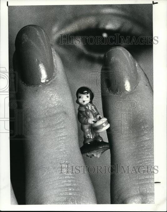 1987 Press Photo Jennifer Etzler of the Enchanted Toy Shop in N Olmsted - Historic Images