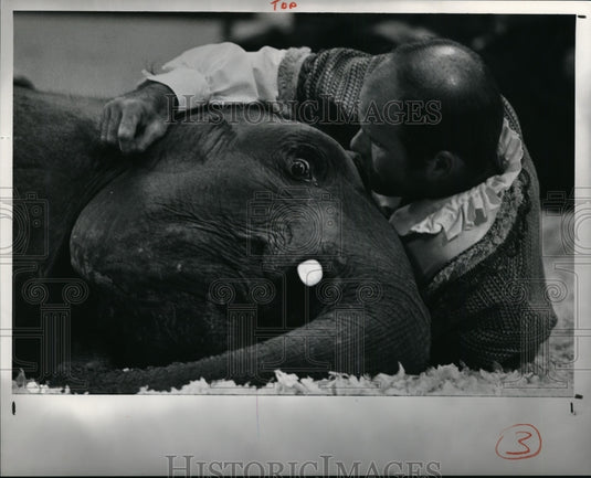 1990, Willie Theison, McClain the elephant-Circus Flora - cvb12692 - Historic Images