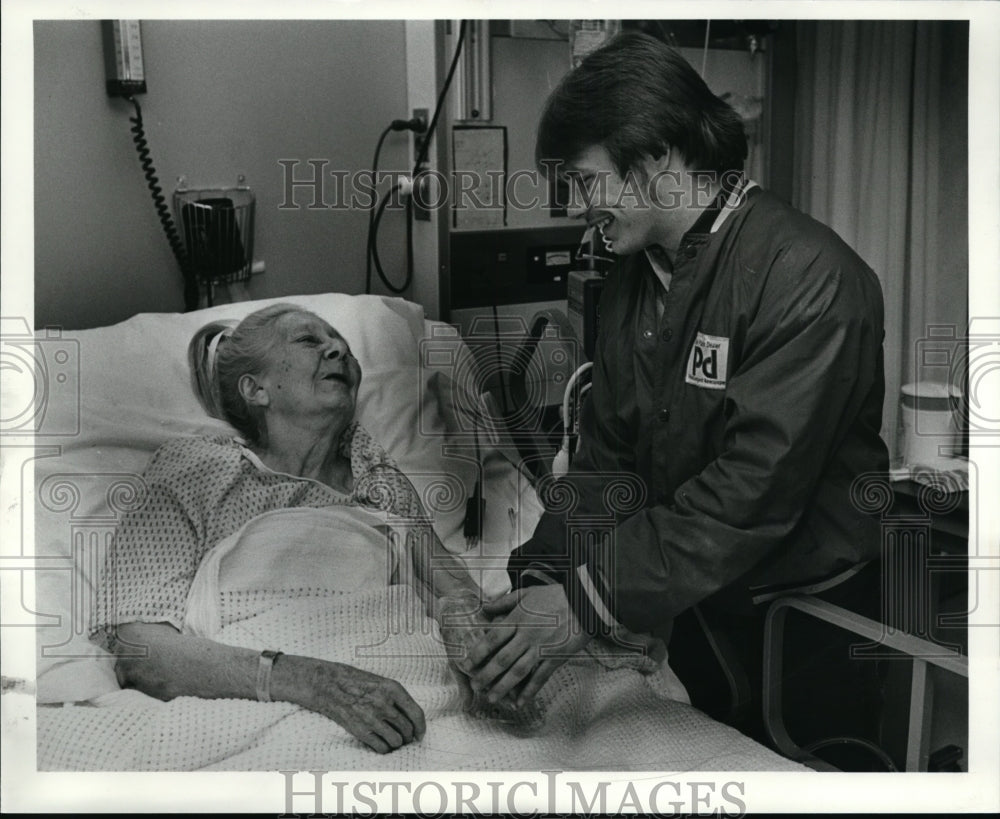 1985 Press Photo Emma Staas and Ronnie Crites-Plain Dealer hero - cvb12702 - Historic Images