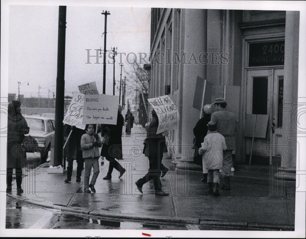 1966, County Welfare Workers Strikes - cvb12741 - Historic Images