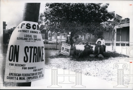 1975 Press Photo Cleveland City Workers Strikes at the City's Harvard Yard - Historic Images