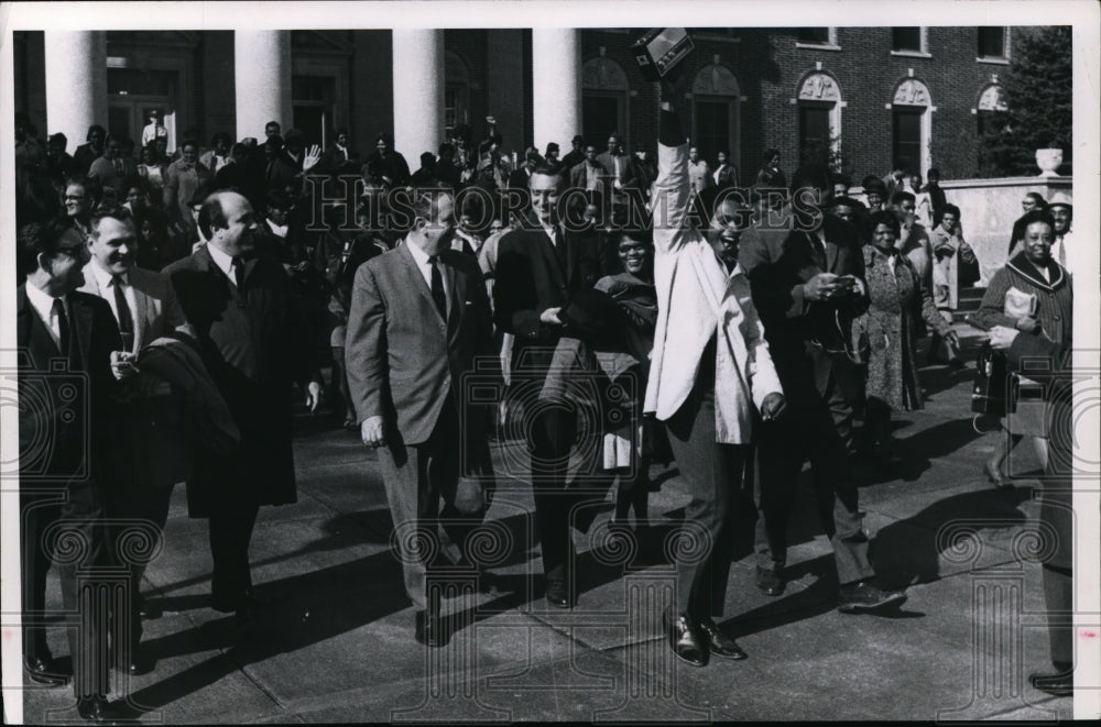 1967 Press Photo St. Lukes Hospital Strikes - cvb12750 - Historic Images