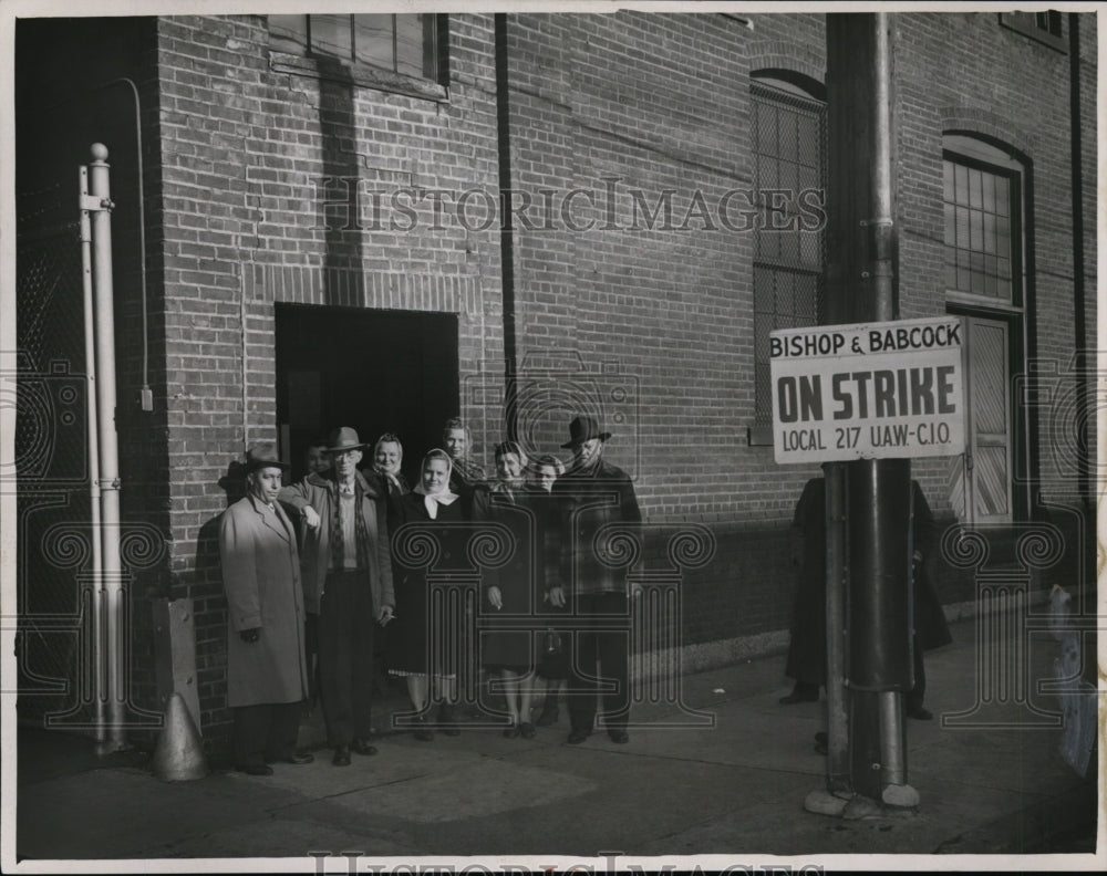 1951, Pickets of the CIO-United Auto Workers at the Bishop & Babcock - Historic Images