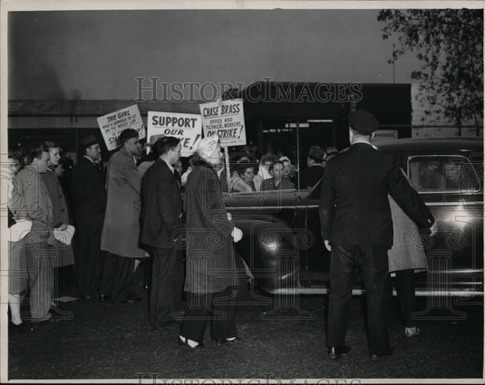 1946 Press Photo Pickets at Chase Brass Co. Babbit Rd. Euclid try to halt cars- Historic Images