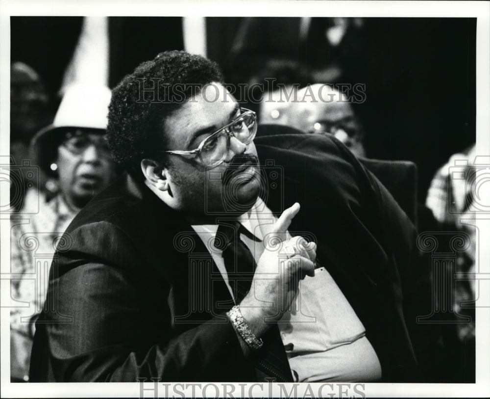 1986 Press Photo Robert C Townsend III, questions the Mayor about the barricade - Historic Images