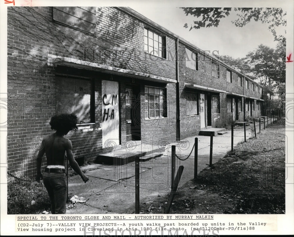 1988 Press Photo A youth walk past boarded up units in the Valley View housing - Historic Images