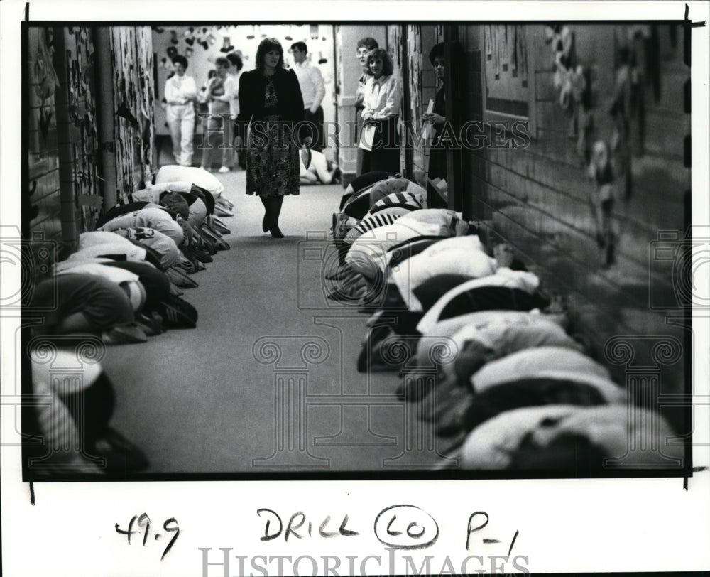 1989 Press Photo Students at Pearl Rd Elementary mock tornado drill - cvb12822 - Historic Images