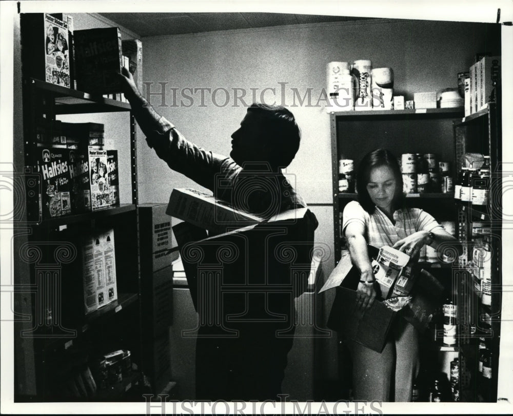 1983 Press Photo Stephen Wetheim and Sharon Fairchild get packages ready - Historic Images