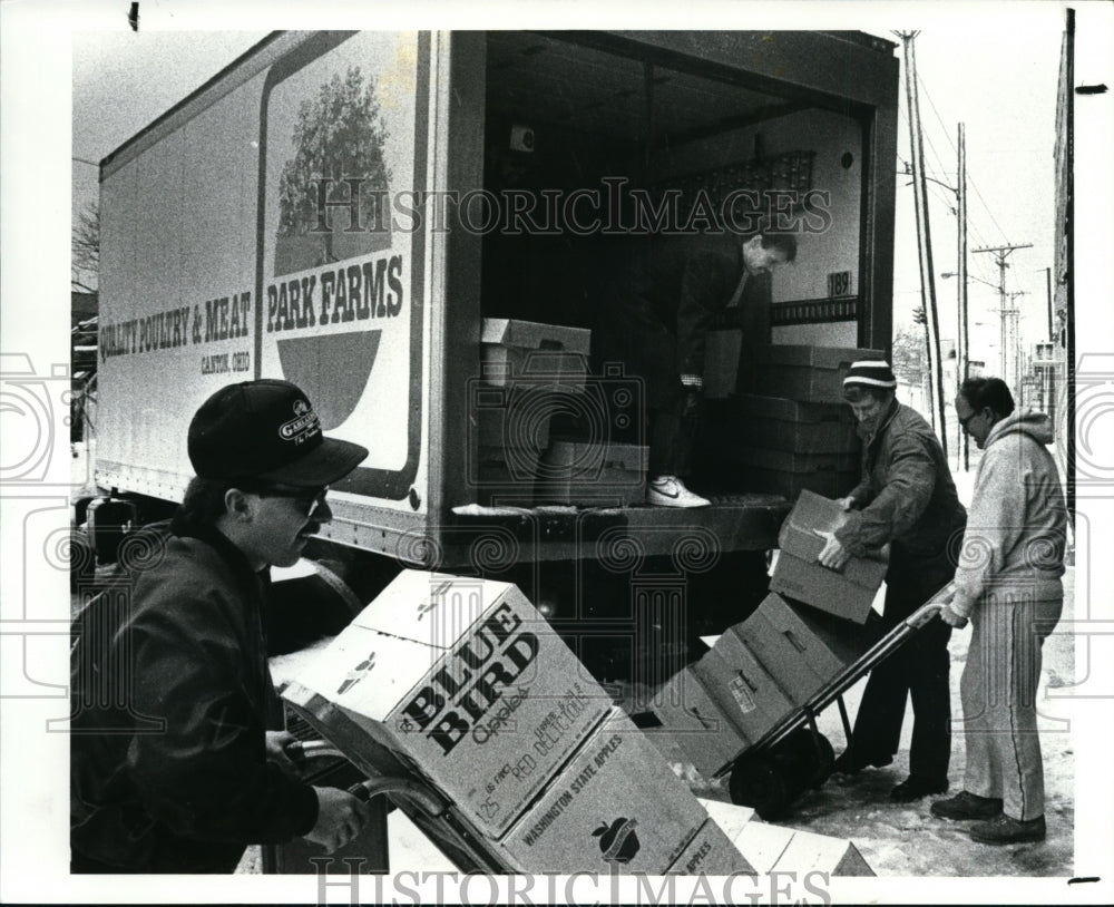 1987 Press Photo Members of the Bay Presbyterian Church load food for food bank - Historic Images