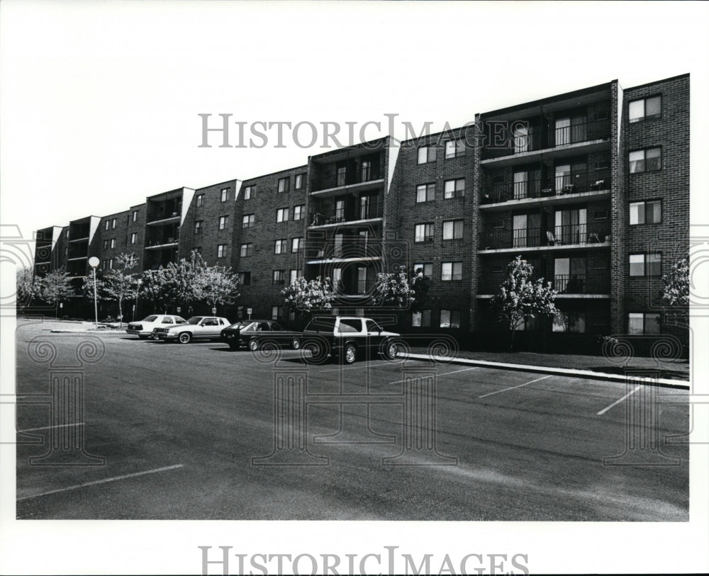 1990 Press Photo United Labor Towers Apartment building - cvb12866 - Historic Images