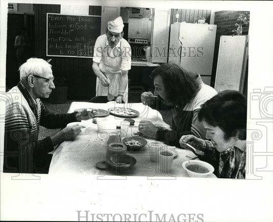 1982 Press Photo Chief Charlie Jones at Lake County Soup Kitchen - cvb12888 - Historic Images