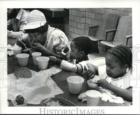 1982 Press Photo Mrs. Pauline Stanley, Twins Kareen & Kinleen at Salvation Army - Historic Images