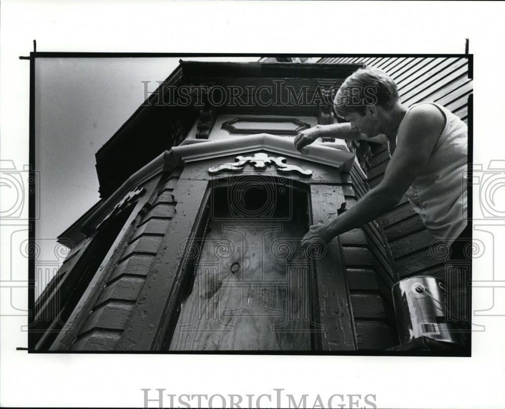 1990 Press Photo Buck Harris Works on Renovation Project for Painting Proud Ohio - Historic Images