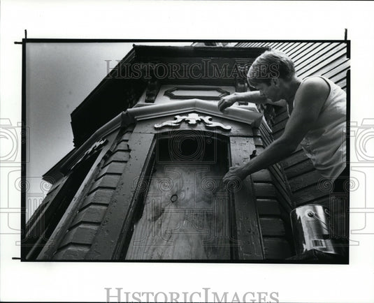1990 Press Photo Buck Harris Works on Renovation Project for Painting Proud Ohio - Historic Images
