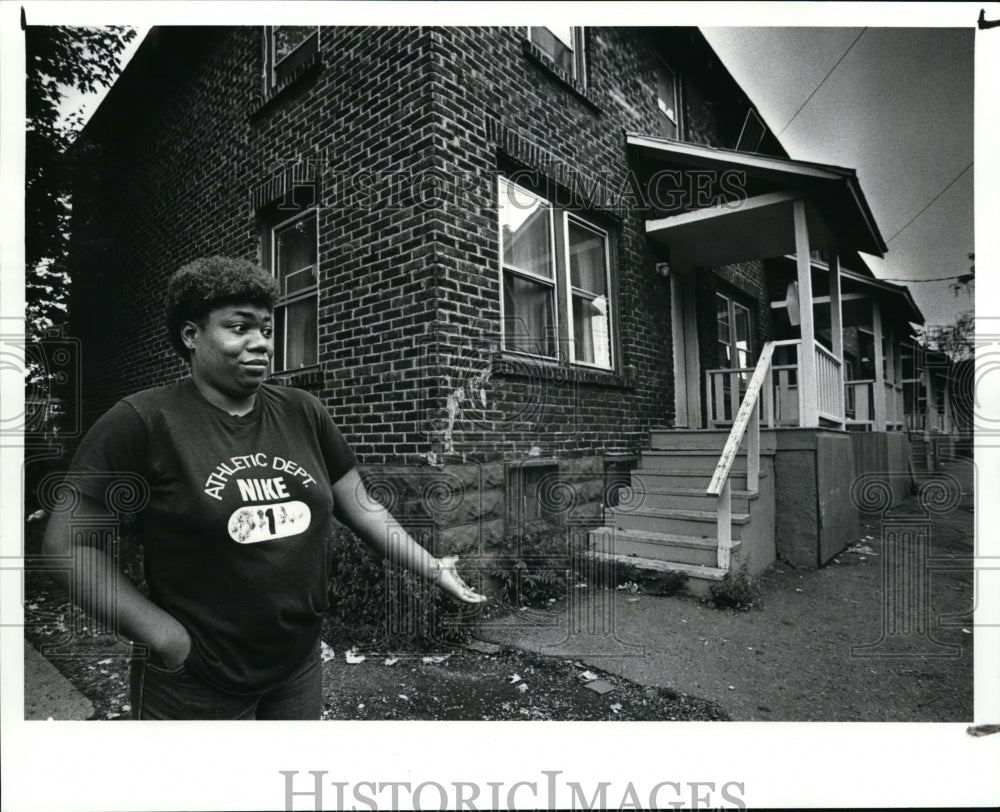 1987 Press Photo Karen Welch of Marie Terrace Discusses Property in Akron, Ohio - Historic Images