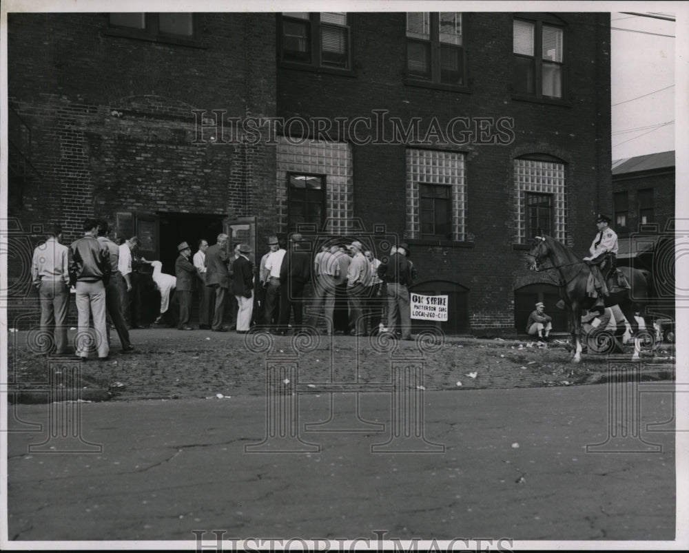 1954 Press Photo Pickets lined up at Patternson Sargent Paint Co., 1325. - Historic Images