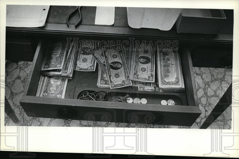 1980 Press Photo Money-Cash drawer-Flying Dutchman - cvb12991 - Historic Images