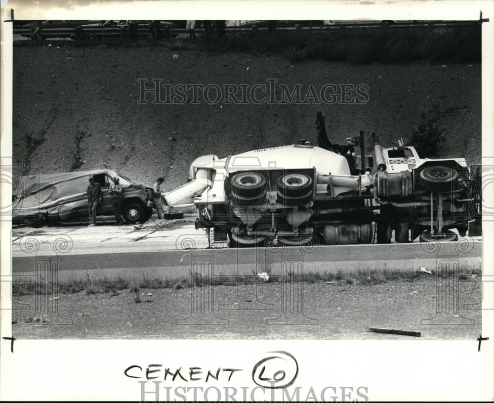 1988 Press Photo Trucks-accidents - cvb12994 - Historic Images