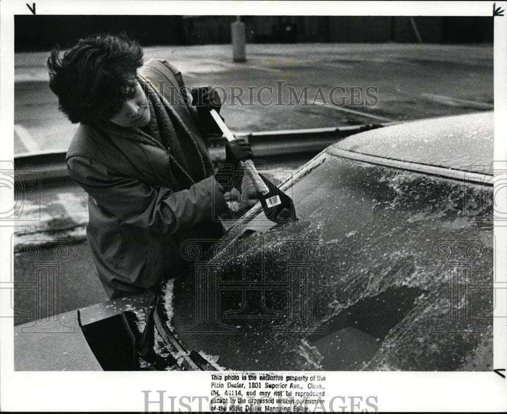 1989 Press Photo Nancy Smith of Westlake Scrapes Ice Off Window - cvb13023 - Historic Images