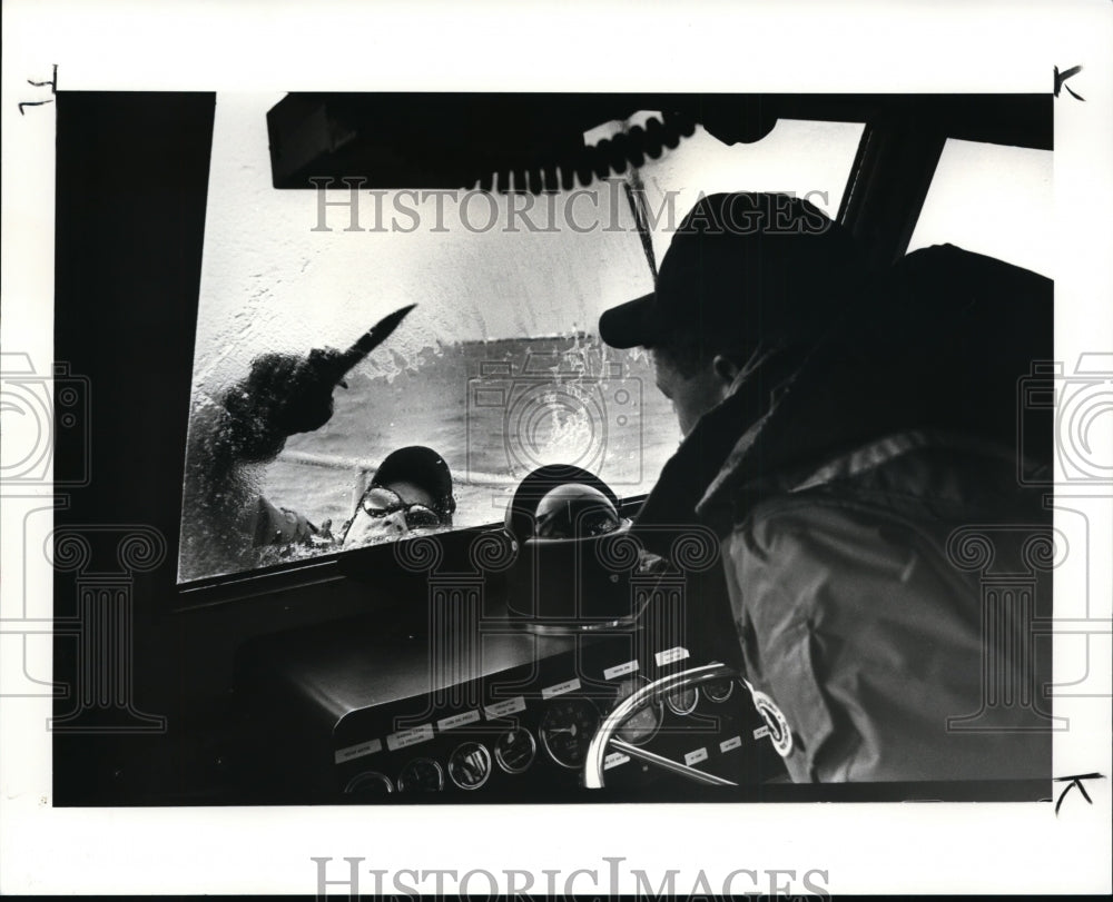 1987 Press Photo Coast Guard Barry Sturdivant Scrapes Ice as Joe Parrish Watches - Historic Images