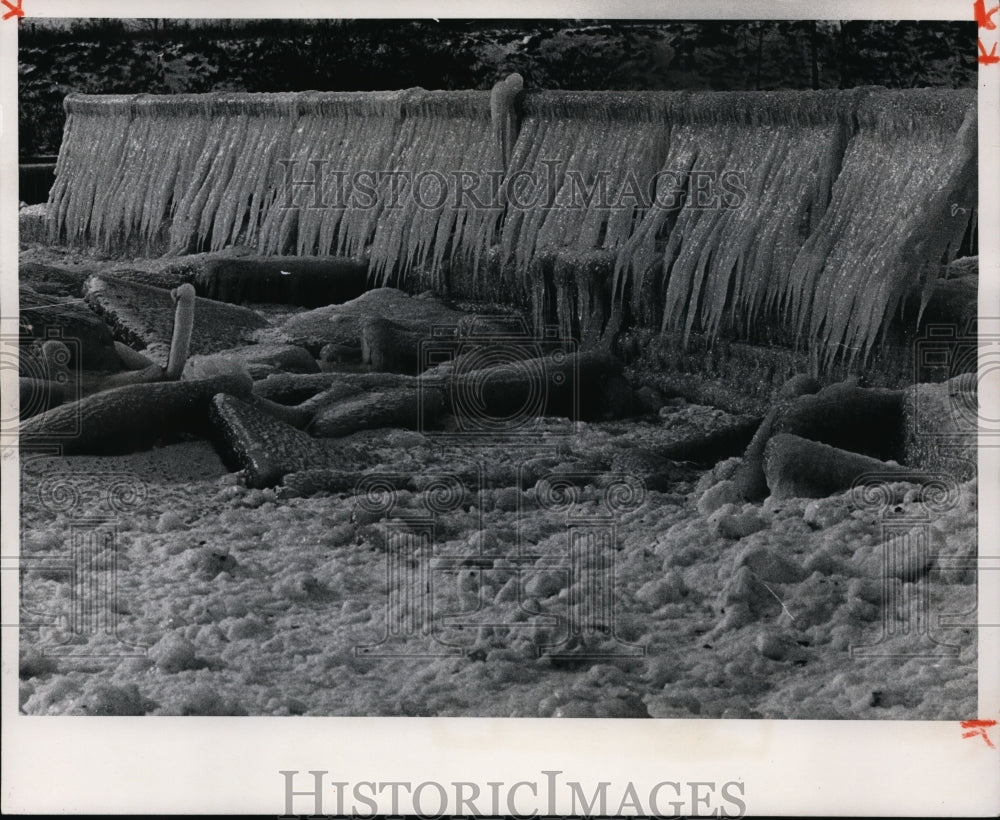 1976, Ice on Guard Rail at Gordon Park - cvb13026 - Historic Images