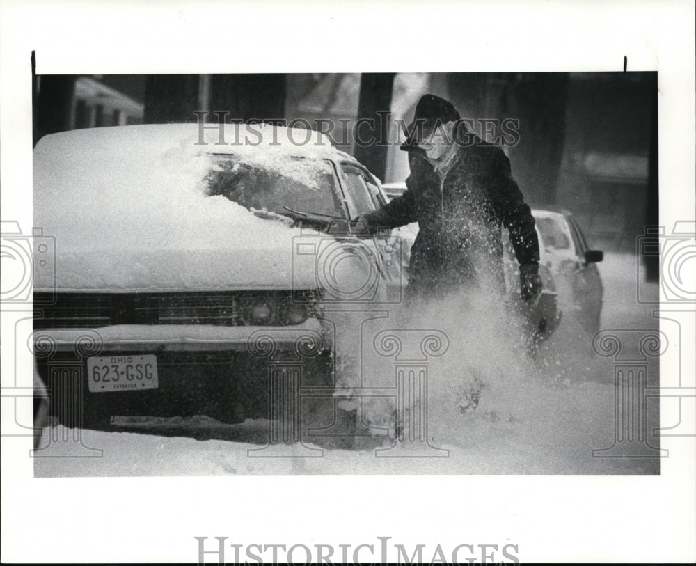 1986 Press Photo Man Cleaning Snow Off His Car - cvb13027 - Historic Images