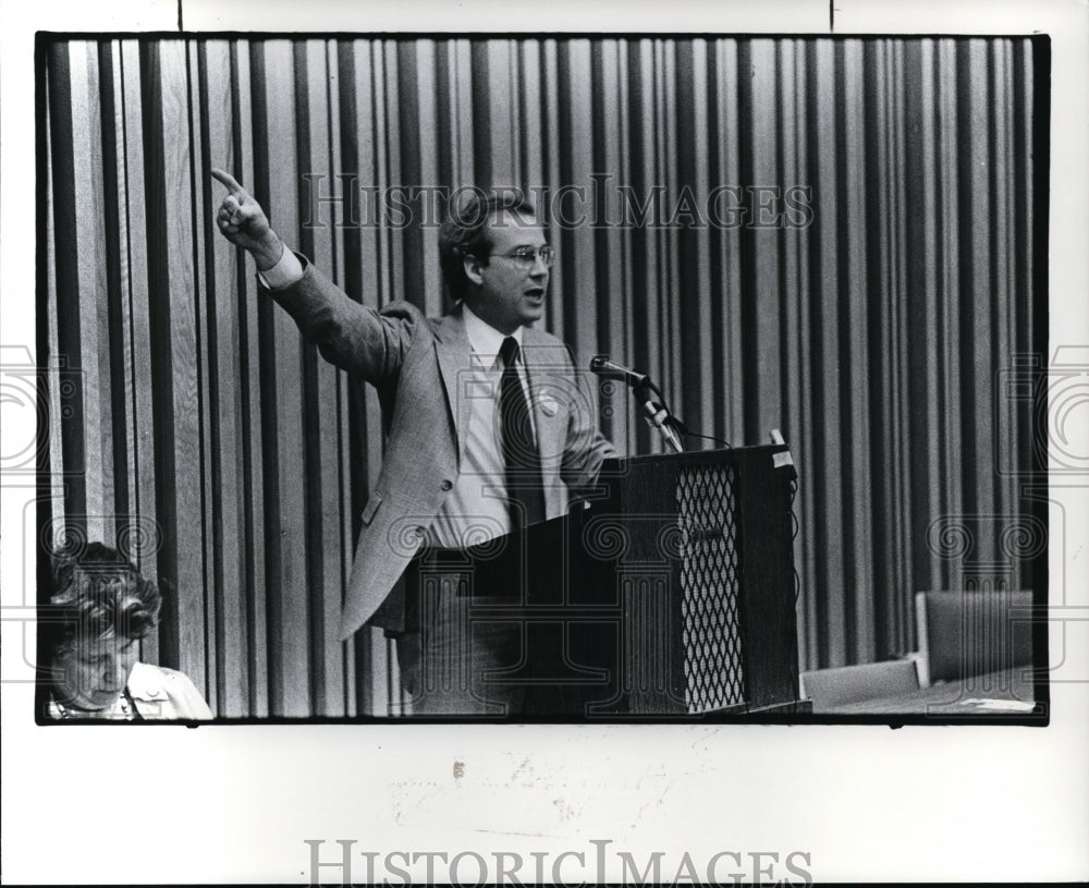 1977 Press Photo Freighan at CCC, talking about proper going to Suburbs - Historic Images