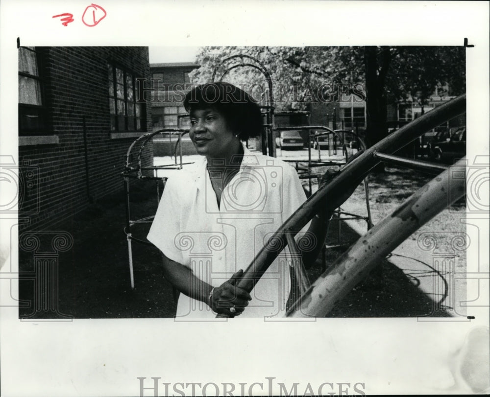 1991 Press Photo Margaret Ford-Taylor, Dir. of Karamu in the playground. - Historic Images