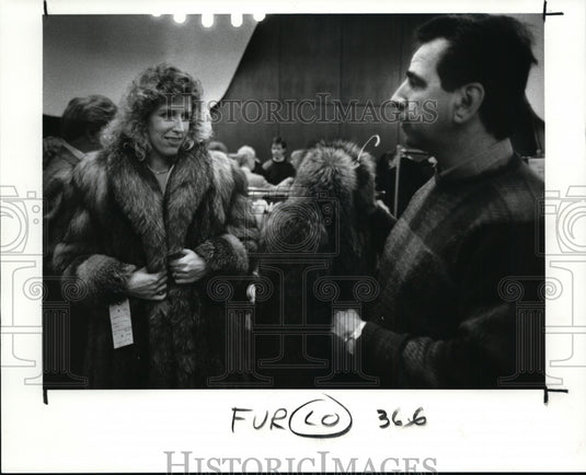 1989 Press Photo Jeff and Patti Plouski try on fur coats at the Sight Center - Historic Images