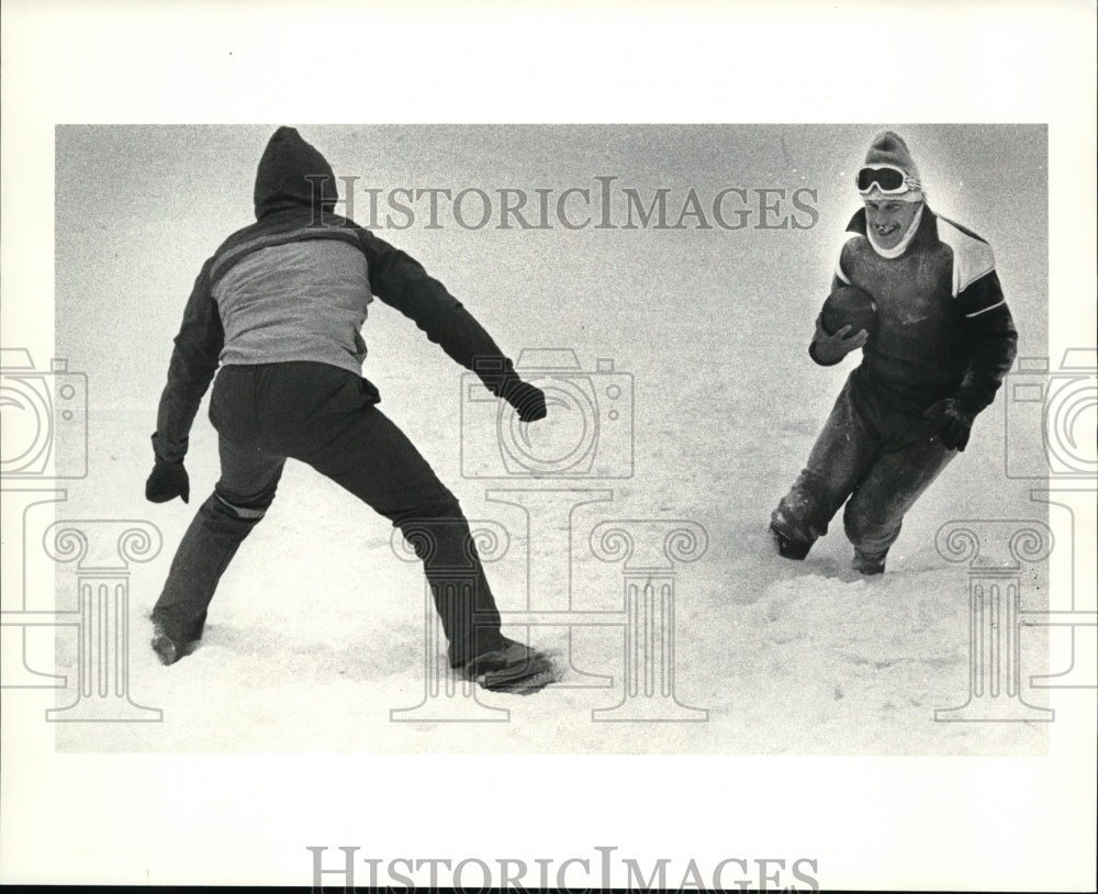 1985 Press Photo Dave Cooperrider plays football in the snow - cvb13104 - Historic Images