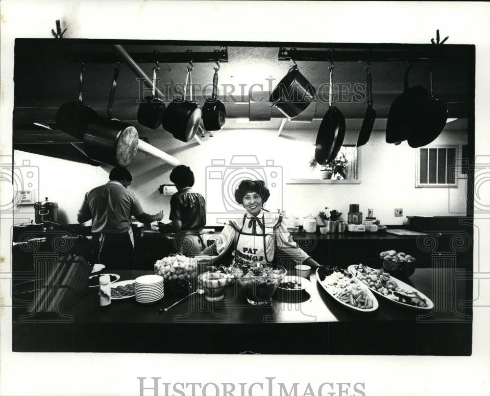 1989 Press Photo Pat Tung and her fried ice cream - cvb13124 - Historic Images