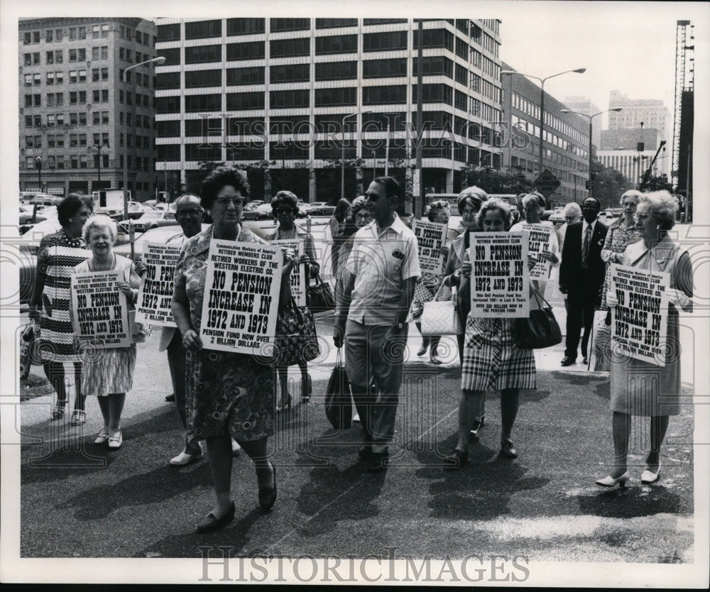 1974 Press Photo Ohio Bell pensioner demonstrating along St Clair Rd - cvb13160 - Historic Images