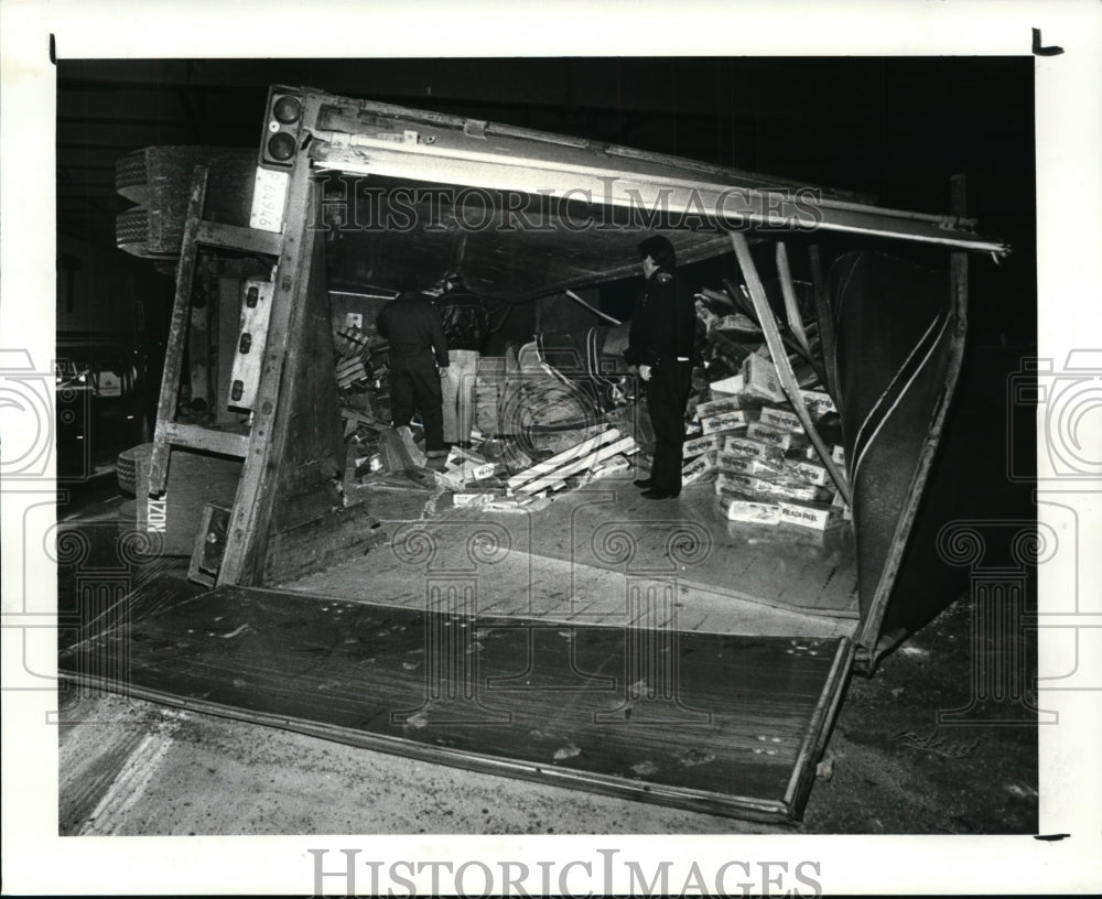 1988 Press Photo Truck Accident - cvb13186 - Historic Images